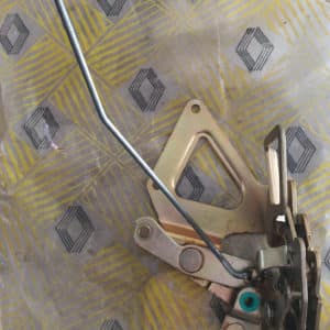 Slotplaat rechtsvoor met CV Renault 9 of 11.