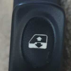 Gebruikte schakelaar ruitbediening 6 pins Renault Clio II of Megane I.